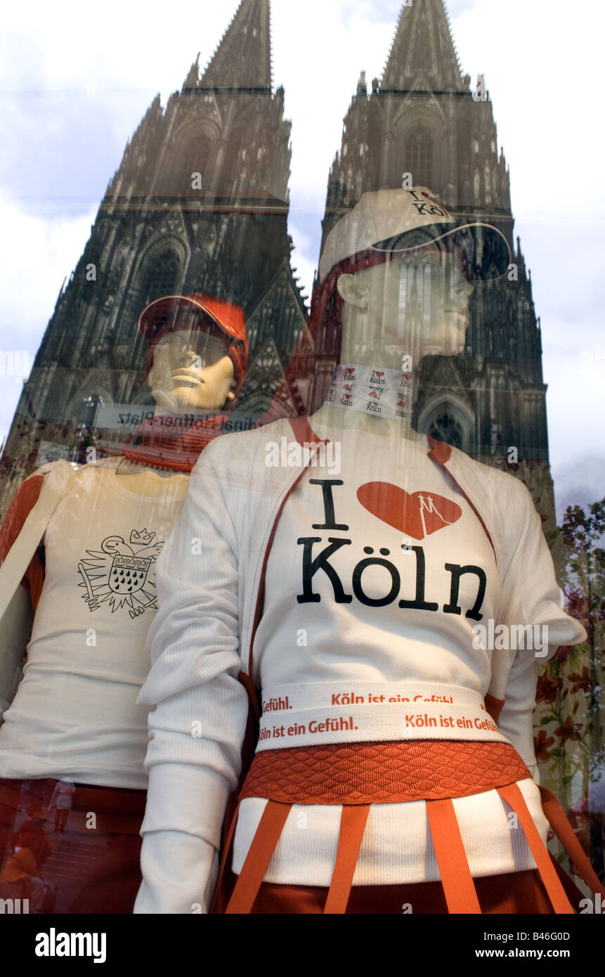 Kölner Dom spiegelt sich im Schaufenster Stockfoto