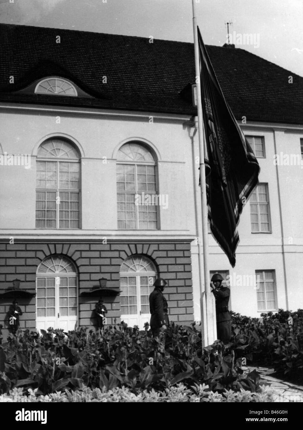 Pieck, Wilhelm, 3.1.1876 - 7.9.1960, deutscher Politiker, Tod, Fahne an seinem Wohnsitz ist klein auf halbmast, Ost-Berlin, 7.9.1960, Stockfoto