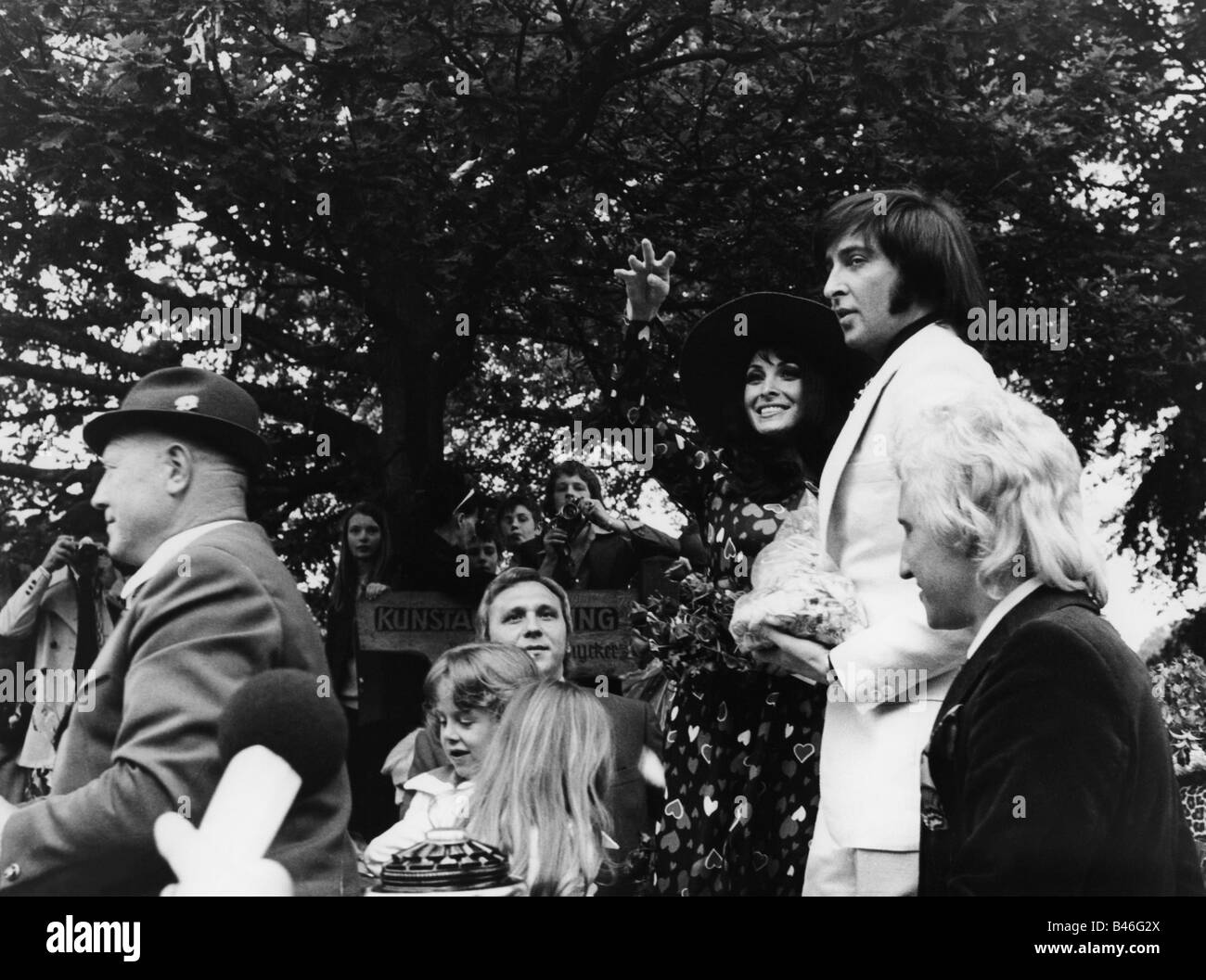 Les Humphries Singers, Popmusikband, John Humphreys, halbe Länge, Hochzeitstag, mit Dunja Rajter, 16.6.1972, Stockfoto