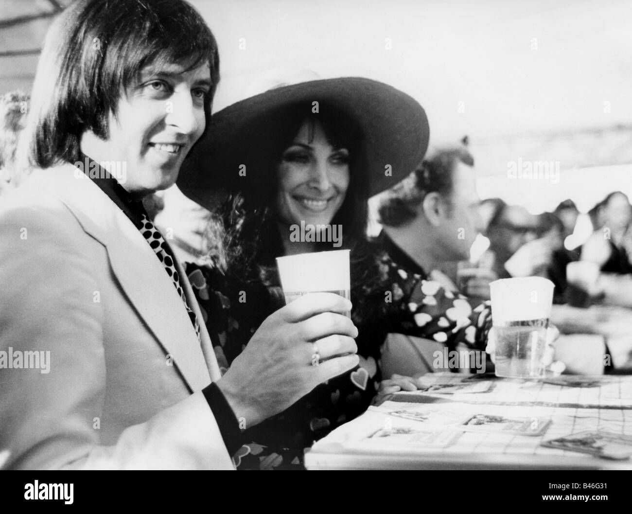 Les Humphries Singers, Popmusikband, John Humphreys, halbe Länge, mit Dunja Rajter, Hochzeitstag, 16.6.1972, Stockfoto