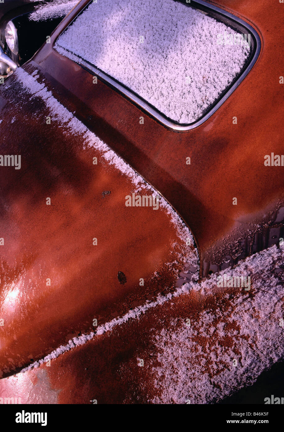 Schnee auf der Heckscheibe des alten Autos Stockfoto