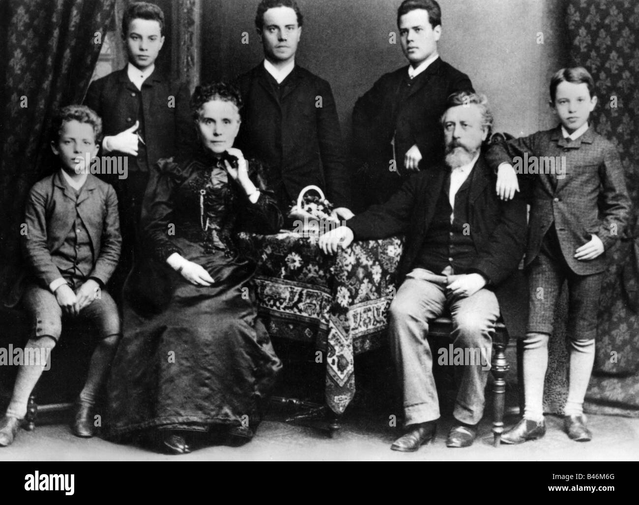 Liebknecht, Wilhelm, 29.3.1826 - 7.8.1900, deutscher Politiker (SPD), mit Familie, ca. 1880er Jahre, Stockfoto