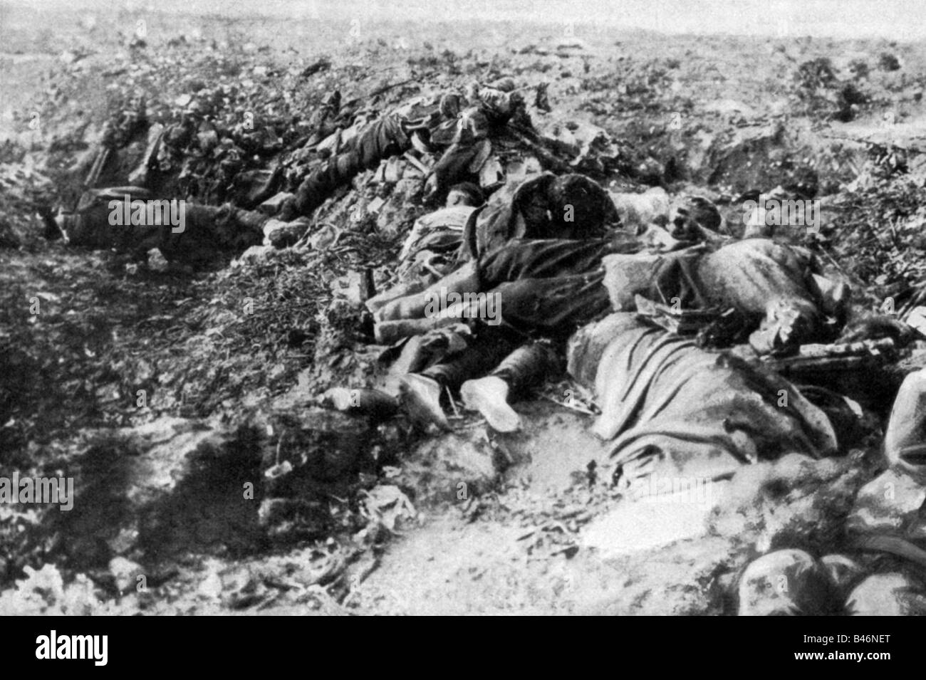Ereignisse, Erster Weltkrieg/erster Weltkrieg, Westfront, gefallene deutsche und englische Soldaten in gestürmter Maschinengewehrposition, Frankreich, ca. 1917, Stockfoto