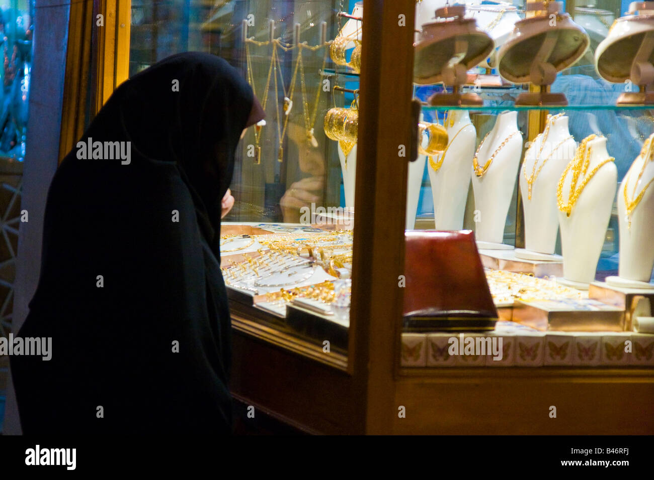 Frau Schaufensterbummel für Goldschmuck im Basar e Bozorg in Esfahan Iran Stockfoto