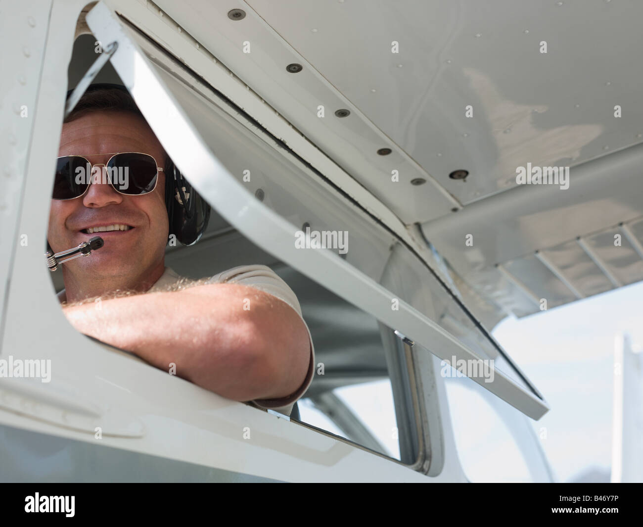 Pilot in privaten Flugzeug Stockfoto