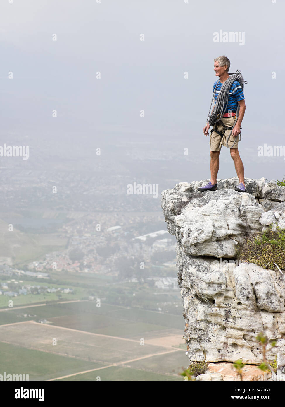 Mann steht auf einem Felsen Stockfoto