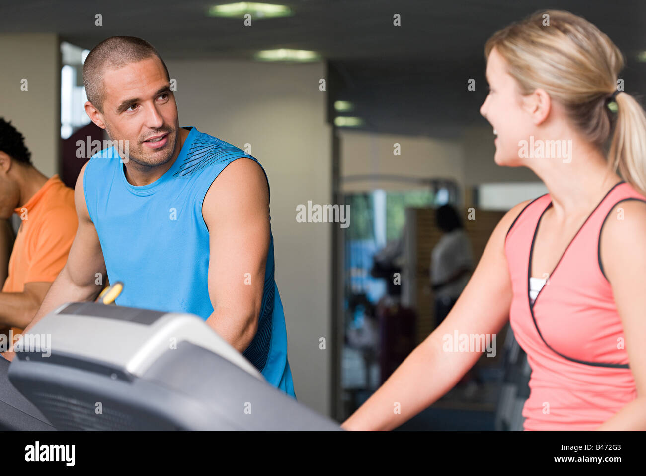 Mann und Frau in der Turnhalle Stockfoto