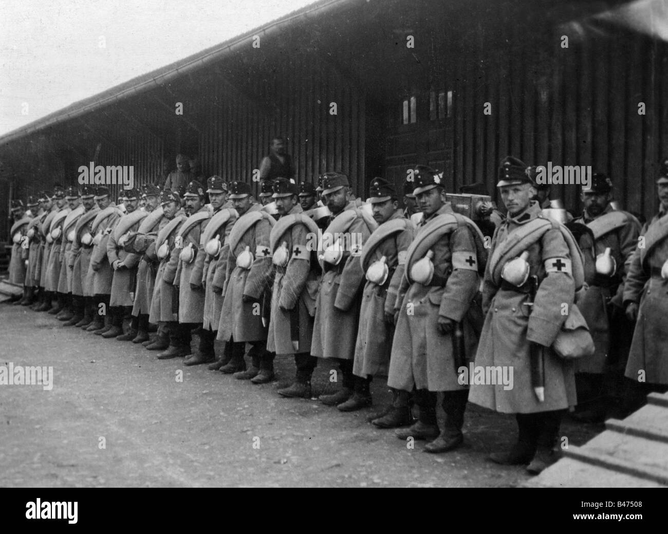 Veranstaltungen, Erster Weltkrieg/erster Weltkrieg, Sanitätsdienst, österreichische Krankenwagenleute vor ihrer Abreise an die Front, 1914, Stockfoto