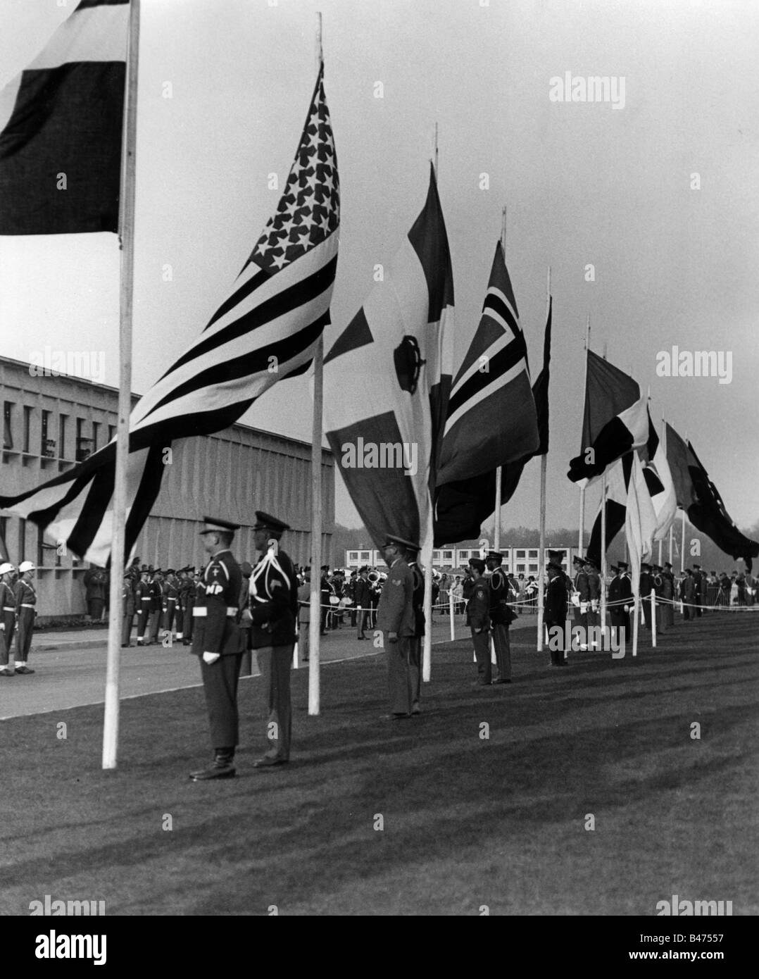Politik, NATO, Supreme Headquarters Allied Powers Europe (SHAPE), Casteau, die Flaggen hochschleppen, 31.3.1967, Stockfoto