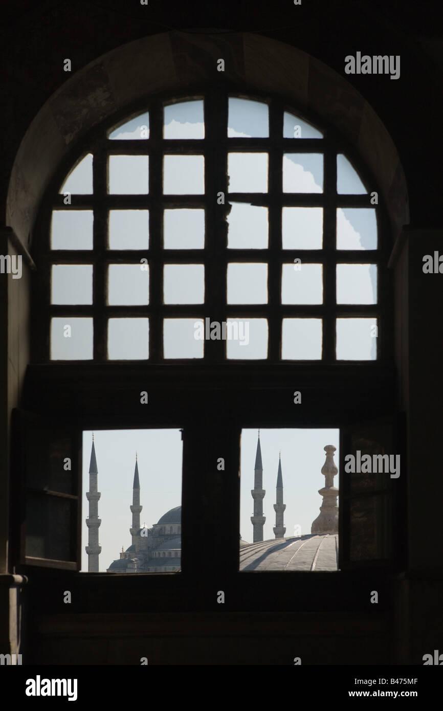 Blaue Moschee durch Fenster Stockfoto