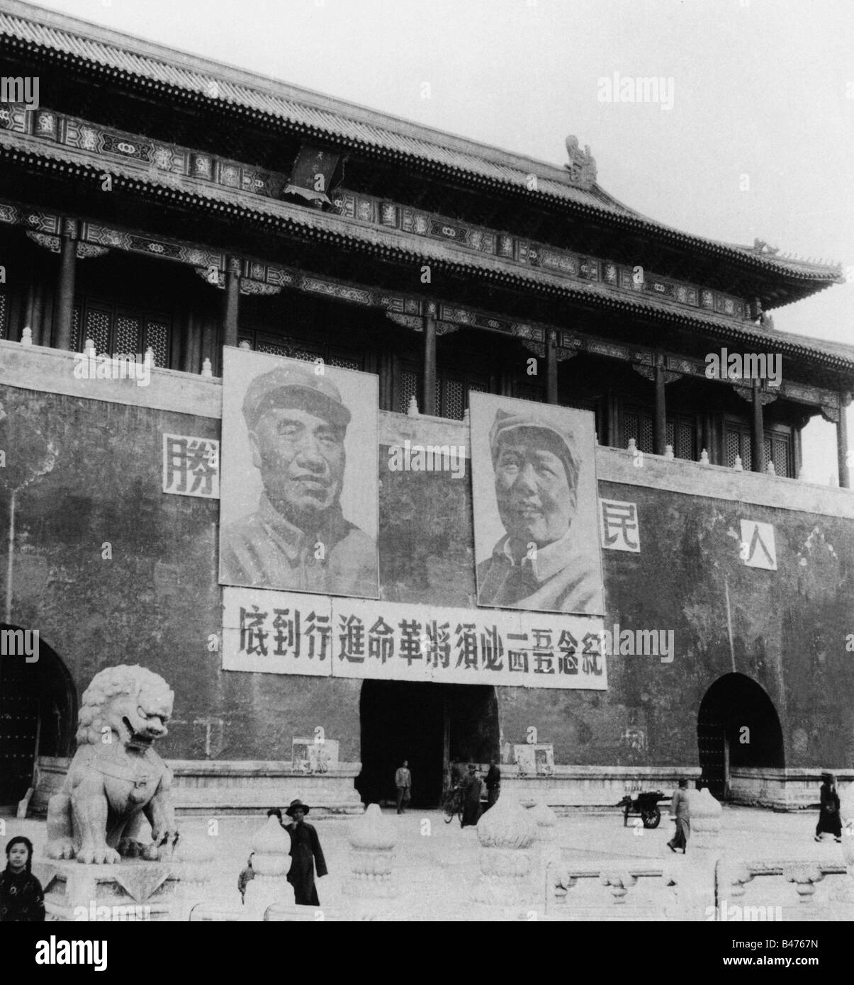 Geographie/Reisen, China, Politik, Peking, Tiananmen mit Porträts von Mao Zedong, 1950er Jahre, Stockfoto