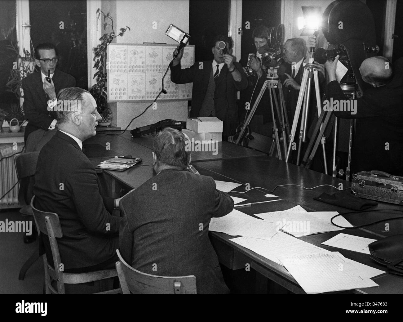 Thadden, Adolf von, 7.7.1921 - 16.7.1996, deutscher Politiker (NPD), halbe Länge, während eines Fernsehinterviews, München, ca. 1967, Stockfoto