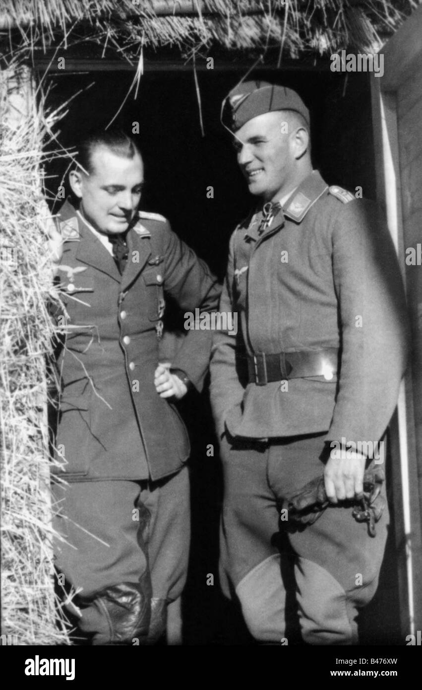 Ereignisse, Zweiter Weltkrieg/Zweiter Weltkrieg, Luftkrieg, Personen, Kapitän und erster Leutnant (Träger des Ritterkreuzes) eines schweren Kampffen-Flügels der Luftwaffe, Ostfront, Oktober 1941, Stockfoto