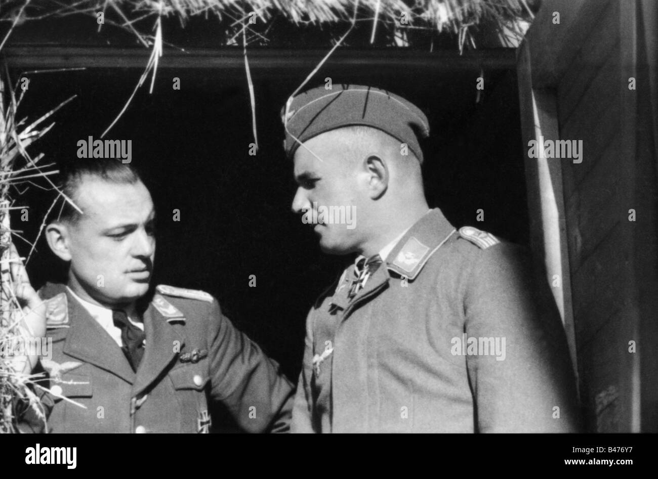 Ereignisse, Zweiter Weltkrieg/Zweiter Weltkrieg, Luftkrieg, Personen, Kapitän und erster Leutnant (Träger des Ritterkreuzes) eines schweren Kampffen-Flügels der Luftwaffe, Ostfront, Oktober 1941, Stockfoto