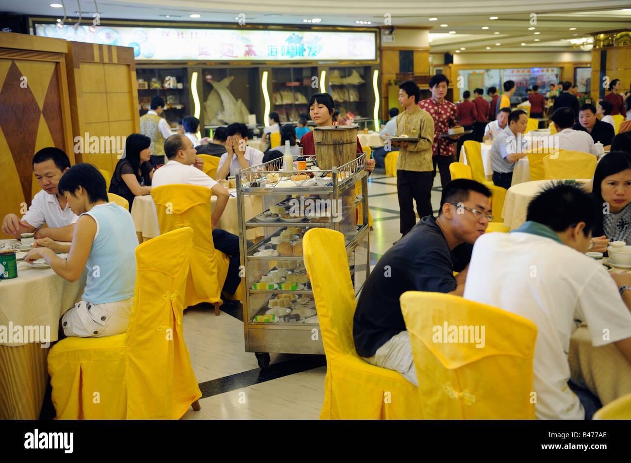 Menschen haben kantonesische Dim Sum mit Tee in einem Restaurant in Dongguan, Guangdong, China. 20 Sep 2008 Stockfoto