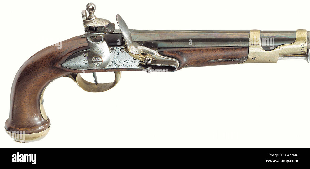 Eine Flintlock-Pistole für die Gardes du Corps, ein 2. Modell aus dem Jahr 1816, hergestellt von der Herstellung Royale de Versailles. Blaues Fass, mit dem Monogramm "DG" auf der Breech. Die Schlossplatte trägt die Herstellerinschrift, ein "G" mit Stern und im Innenraum befindet sich ein bekröntes "MS". Walnussbestand mit den Stempeln "1816" und "Nr. 141'. Messingmöbel. Auf der Schnauze ist "141" gestempelt, und die Seitenplatte ist mit "C. NOAILLES'. Nur 399 Paare dieses Modells wurden in Versailles hergestellt. Seltene militärische Waffe. Historisch, historisch, 19. Jahrhundert, Handfeuerwaffe, Handfeuerwaffe, Feuerwaffe, Waffe, FI, Stockfoto