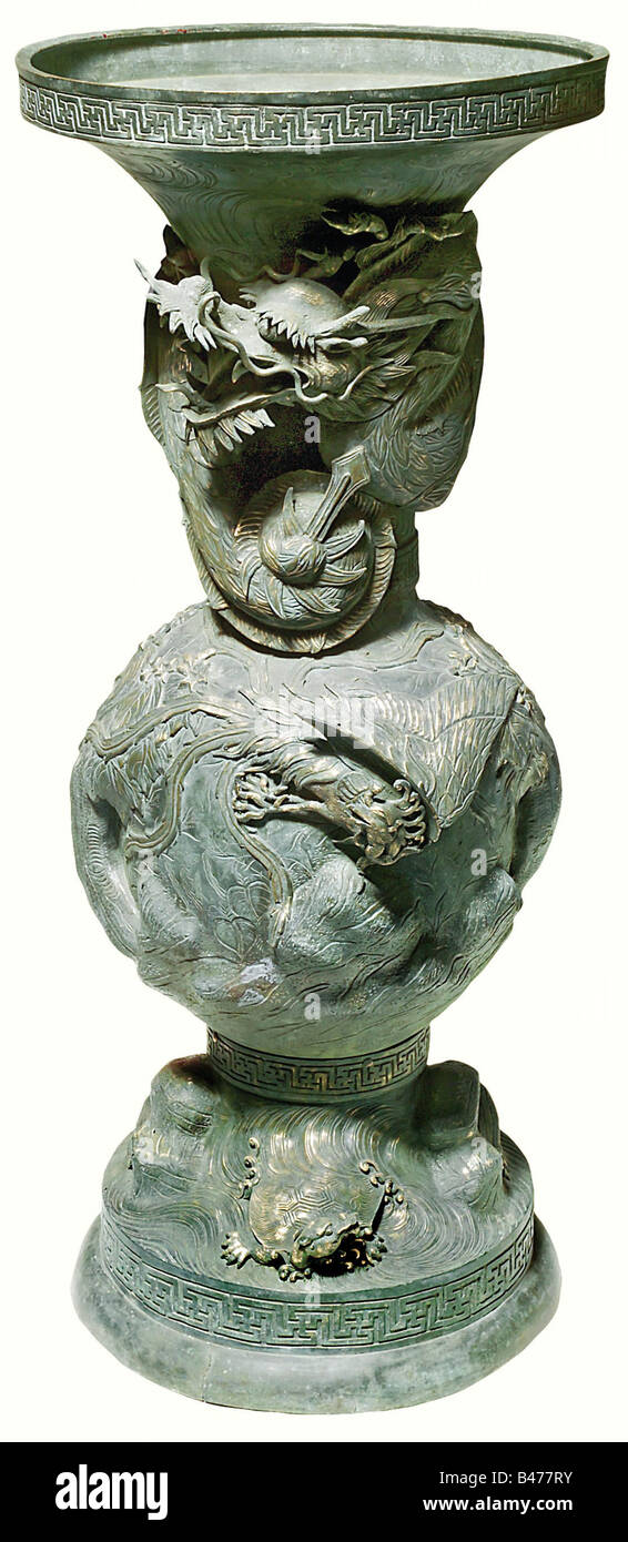 Hermann von der Heyde - eine monumentale Bronzevase, in Gedenken an die Einnahme der Taku Forts am 17. Juni 1900. Schwere Vase mit gestufter Basis, bulbenem Mittelteil und flackernden Hals mit schlängelnden Bändern dazwischen. Es gibt Ozeanwellen, die über Felsen auslaufen und Seeungeheuer auf dem Sockel schwimmen, der mittlere Abschnitt ist mit Bäumen, Blättern und ehemaligen historischen, historischen, 1900er, 20. Jahrhundert, Marine, Seestreitkräften, Militär, Militaria, Dienstzweig, Dienstzweige, Streitkräfte, bewaffneter Dienst, Objekt, Objekte, Fotos, Clipping, Clippi, Stockfoto