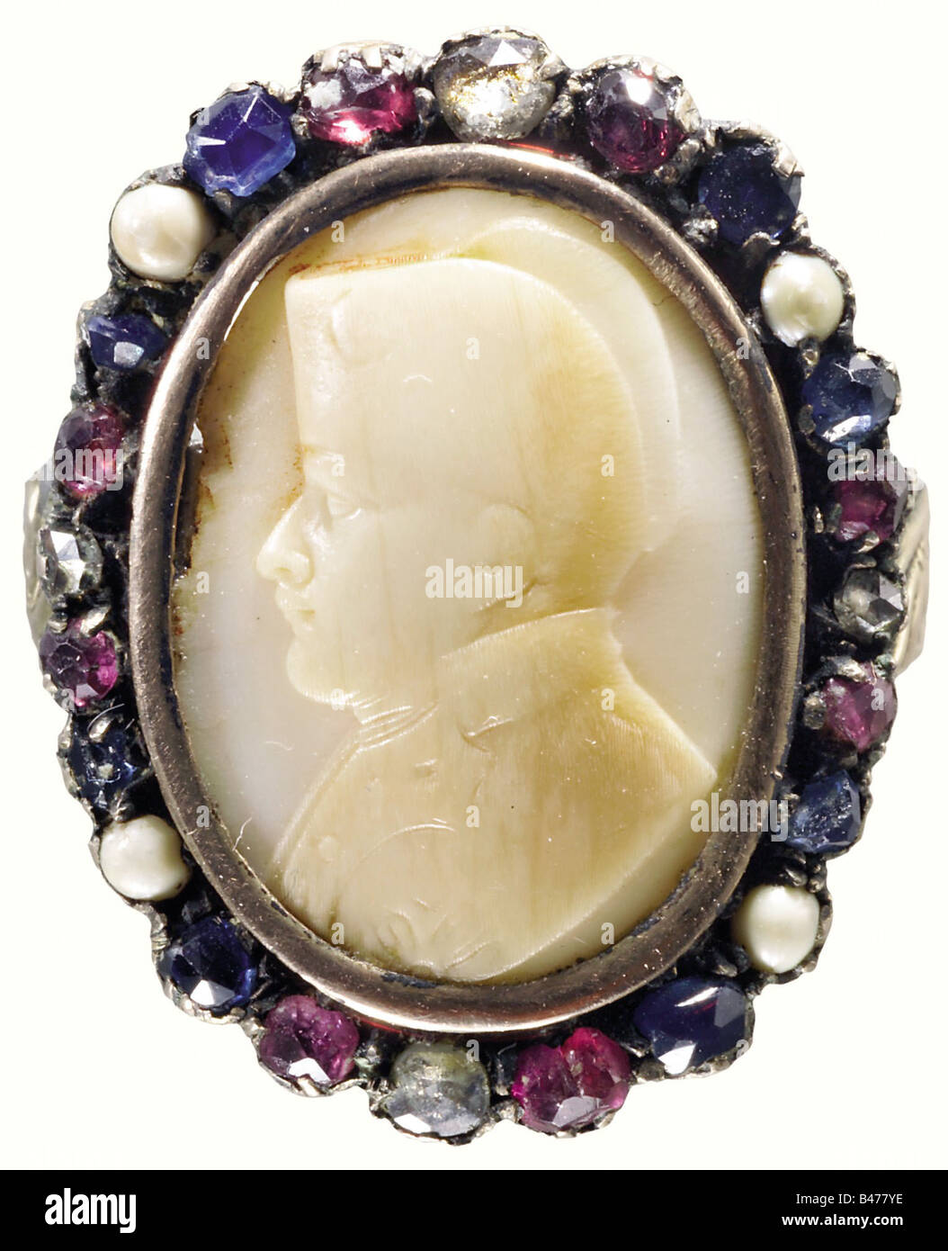 Napoleon I., ein Ring mit einem geschnitzten Elfenbein Porträt des Kaisers. Ein Relief geschnitzt, Elfenbein Cameo mit einem Profil Porträt von Napoleon, in Gold, von einem Kranz von eingesetzten Schmucksteine und Perlen im französischen nationalen Farben umgeben. Diverse Reparaturen. Aus dem Besitz des Grafen Edouard de Monteglas, im Jahr 1885 erworben. Siehe Hermann Historica, Auktion 19, Oktober 1988, Lot 2308, 4.800 DM (2.400 Euro), zeigt die Dokumentation zu diesem Zeitpunkt noch verfügbar. Vermutlich, um die Arbeit der Französischen cameo Carver, Stecher, und Bildhauer, Adolph David Bau, Artist's Urheberrecht nicht gelöscht werden Stockfoto