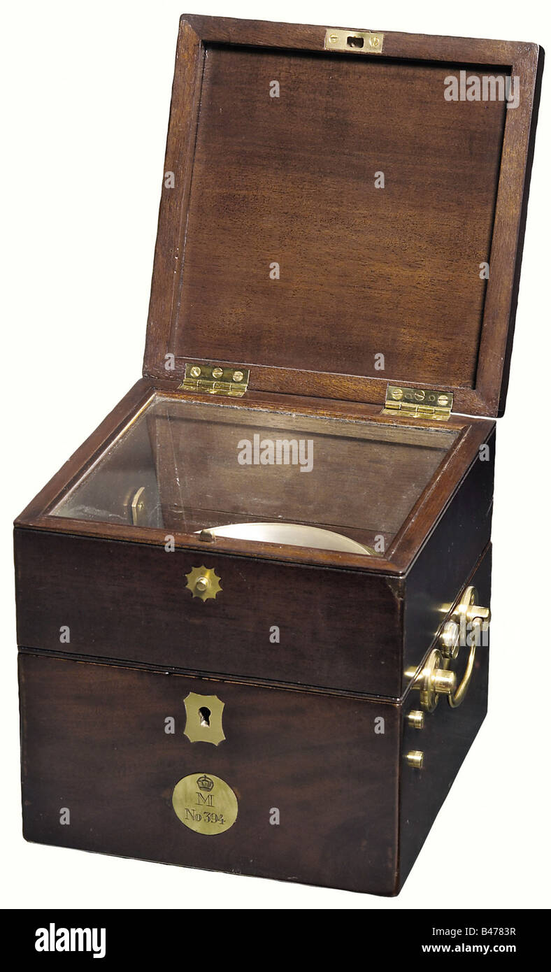 Ein Schiffs-Chronometer Nr. 394 der Kaiserlichen Marine, Christian Friedrich Tiede, um 1871. Versilbertes Ziffernblatt mit römischen Ziffern für die Stunden, arabischen Ziffern für die kleine Sekunde und oben/unten. Herstellername "F.Tiede Berlin" und Nummer "394". Goldene und blutete Hände. Vermutlich englische Fusebewegung um 1850 mit blutierten Schrauben und Federarretierung. Messinggehäuse. Montage in einem dreiteiligen Mahagoni-Kasten mit glasierter Blende und Messingbefestigungen. Obvers ein eingraviertes Medaillon "M Nr. 394" unter der Kaiserkrone. 18 x 17,5 x 17,5 cm. Rekondition, Stockfoto