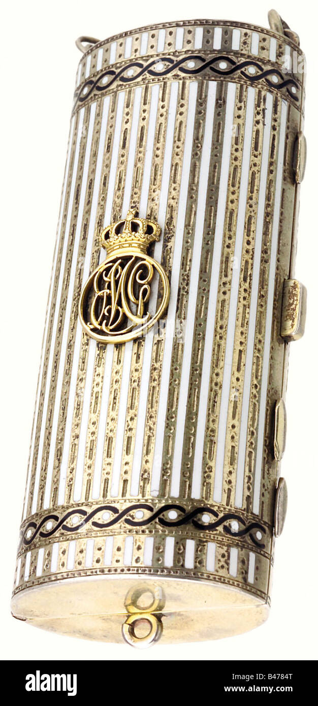 Eine emaillierte minaudière, ca. 1920. Vergoldetes Silber mit schwarz-weißem Email. Ovaler Querschnitt mit einem gebogenen Monogramm "EMG"(?), das unter einer Königskrone auf den Deckel aufgetragen wurde. Im Inneren befinden sich zwei Schminkfächer mit Deckel auf der einen Seite und ein großes Fach mit Spiegeldeckel auf der anderen Seite. Kennzeichen "925" sowie Londoner Importmarken für 1923. Ca. 8,4 x 4 x 3 cm. 161 g Vermutlich aus dem Besitz der Prinzessin Margrethe von Dänemark (19951992). Historisch, historisch, 1920er, 20er, 20er, 20er Jahre, Kunsthandwerk, Handwerk, Objekt, Objekte, Fotos, Clipping, cli, Stockfoto