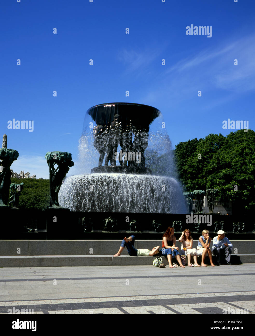 Brunnen von sechs Riesen, hält eine große Schüssel, Touristenanlage, Oslo, Norwegen Stockfoto