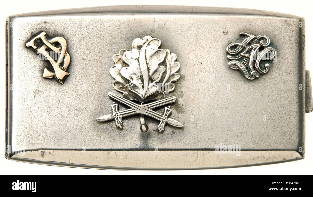 Joachim Peiper - eine kleine Zigarettenschachtel, Silber mit einem "JP"-Goldmonogramm. Schmale schlanke Form. Auf dem Deckel befindet sich ein Eichenblatt mit Schwertern, links in Gold "JP" und rechts oben "LAH". Vergoldetes Interieur. Fremde silberne Kennzeichen. Juweliers Monogramm "Kim" 50 x 95 mm, 55 Gramm. Joachim Peiper (1925-1976), befehligte das 1. Panzer-Regiment der SS-Leibstandarte Adolf Hitler und Träger des Ritterkreuzes mit Oak Leaves und Swords. Herkunft: Hermann Historica 19. Auktion. Oktober 1988, Los 6036. Keith Wilson Collection, Stockfoto