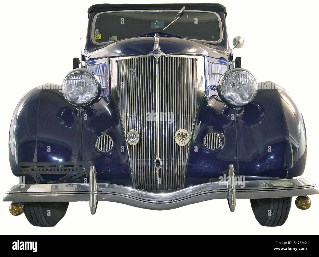 Ford 48 Club Cabriolet, USA., Ford Modell 1936, 2 Türen, 2 + 2 Sitze (Zusatzsitze), Motor 3620 ccm (221 Kubikzoll), V8 Motor witz 90 PS (85 PS), 3 Gänge Schaltgetriebe, Original 6-Volt-Elektrik. Zweifarbige Oberfläche blau/dunkelblau, schwarzes Verdeck, originale Ledersitzbezüge, ein kabelbetriebenes Radio von 1948. Komplett und professionell mit ausschließlich Originalteilen restauriert (für diese Modelle ist noch eine gute Ersatzteilverfügbarkeit vorhanden). Nach der Wiederherstellung der Strecke 6800 km (4225 Meilen) - Langstrecke. Deutsche Fahrzeugzulassung und, Stockfoto