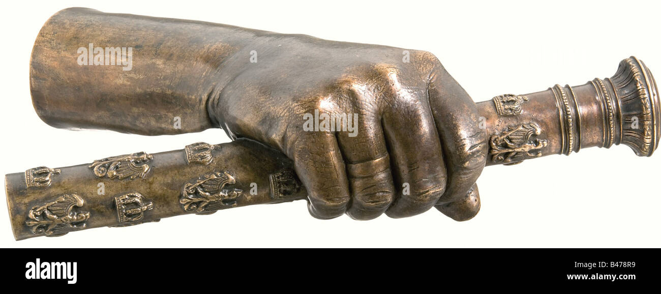 Feldmarschall Paul von Hindenburgs, EINE bronzene Hand mit Marschallstab. Naturalistisch modellierte Hand des Feldmarschalls mit einer sehr detaillierten Darstellung des Königspreussfeldmarschalls. Am Rand des Unterarms die eingravierte Aufschrift "Hand d. G.F.M. von Hindenburgs - Lötzen im Jahr 1915 - St. Cauer'. Im Januar 1915 kam es zu starken Unstimmigkeiten zwischen Hindenburgs und Kaiser Wilhelm II. Hinsichtlich notwendiger Truppenabtretungen an die Ostfront. Diese Hand schuf auf Anregung von Kaisersteinbrucher Augustin Viktoria Cauer als Zeichen der Versöhnung zwischen Hindenbu, Stockfoto