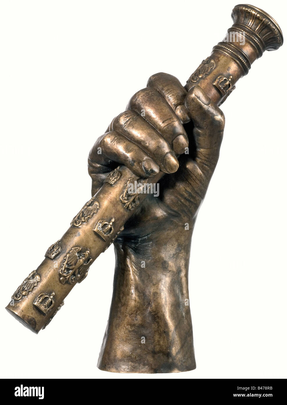 Feldmarschall Paul von Hindenburgs, EINE bronzene Hand mit Marschallstab. Naturalistisch modellierte Hand des Feldmarschalls mit einer sehr detaillierten Darstellung des Königspreussfeldmarschalls. Am Rand des Unterarms die eingravierte Aufschrift "Hand d. G.F.M. von Hindenburgs - Lötzen im Jahr 1915 - St. Cauer'. Im Januar 1915 kam es zu starken Unstimmigkeiten zwischen Hindenburgs und Kaiser Wilhelm II. Hinsichtlich notwendiger Truppenabtretungen an die Ostfront. Diese Hand schuf auf Anregung von Kaisersteinbrucher Augustin Viktoria Cauer als Zeichen der Versöhnung zwischen Hindenbu, Stockfoto