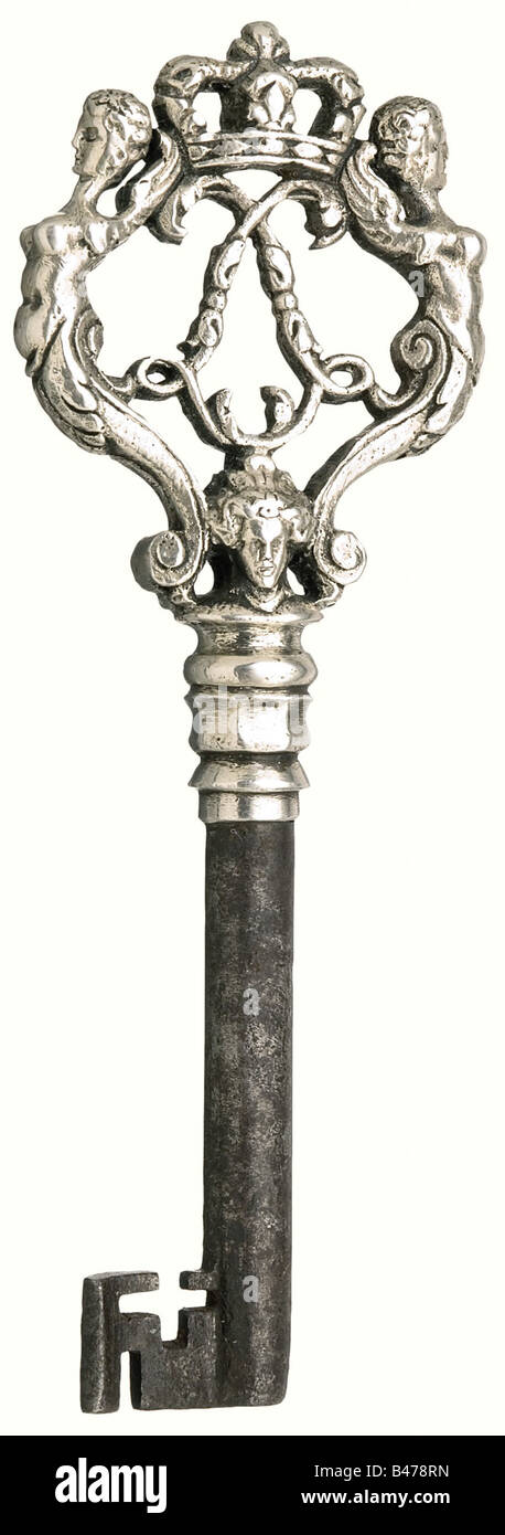 Ein hohler Schaftschlüssel mit silberfarbenem Finish, der das Monogramm von Ludwig XVI. Trägt. Frankreich, ca. 1700. Ein kleiner Möbelschlüssel mit silbernem Bogen. Ein bekröntes "L"-umgekehrtes Monogramm zwischen zwei Karyatiden. Die Schulter des Schaftes hat eine fein geschichtete Bandstruktur unter dem Kopf einer Dame. Hohler Schaft mit fein gearbeiteter, leicht gebogener Spitze. Länge 7,5 cm. Wunderschön erhaltener dekorativer Schlüssel aus den Audienzkammern des Sonnenkönigs: Historisches, historisches, 18. Jahrhundert, Kunsthandwerk, Handwerk, Objekt, Objekte, Fotos, Clipping, Ausschnitte, Ausschnitte, Ausschnitte, Ausschnitte, Ausschnitte, Stockfoto