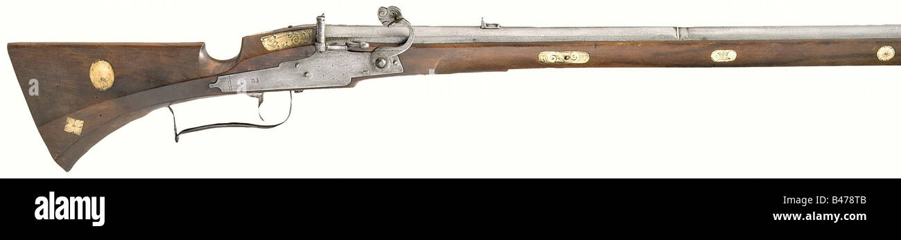 Eine Streichholzmuskete, Suhl, ca. 1620/1630. Achteckiges Fass verschmelzt zu rund mit glatter Bohrung im Kaliber 17 mm. Verdappte Sehenswürdigkeiten. Die Suhl Henne mit 'SVL' und weiteren unklaren Markierungen stehen oben auf der Breech. Schwenken mit Blitzschutz und beweglicher Abdeckung. Die Sperrplatte ist einfach und hat die Form einer Radsperrplatte mit angezeigenem Rad. Er ist mit "SVL" und einem Moortopf markiert. Eiserner Auslöseschutz. Buche Holzbestand mit eingravierten Horneinlagen. Holzramstab mit Knochenjag. Länge 153,5 cm historisch, historisch, 17. Jahrhundert, zivile Langwaffen, Gewehr, Waffe, Stockfoto