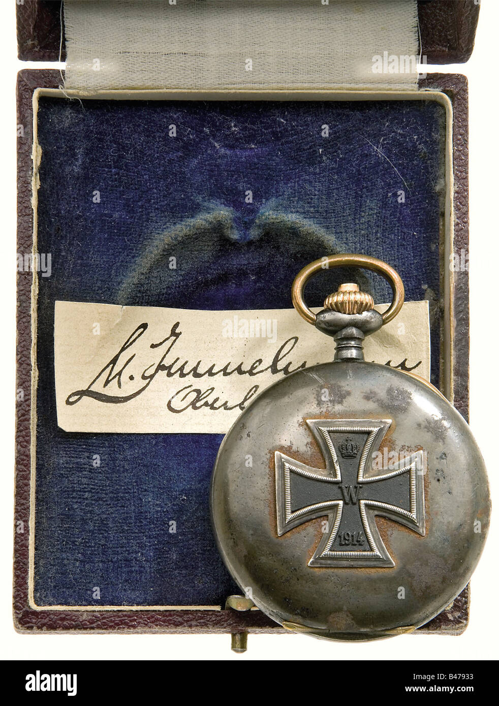 Max Immelmann - ein Taschenchronograph, Stoppuhr mit großen und kleinen Sekunden und zwölf Stunden Anzeige. Weiß emaillierte Scheibe mit schwarzen Ziffern mit der Aufschrift "Eigentum der Fliegertruppe" (Eigentum der Air Services). Bügelleichtes Etui mit einem Eisenkreuzüberzug auf der Rückseite. Feine vergoldete Bewegung, "Le Phare, Cal. 114 VCC, 19' mit Indexrad (funktioniert nicht ordnungsgemäß). Hergestellt von F.W. Kreis in Berlin W. In einem mit samt gefütterten Lederetui mit der Inhaberinschrift 'M. Immelmann' in der eigenen Hand in den Fall eingeklebt. Vgl. Konrad Kirnim, 'Militähren', S. 93. Sehr r, Stockfoto