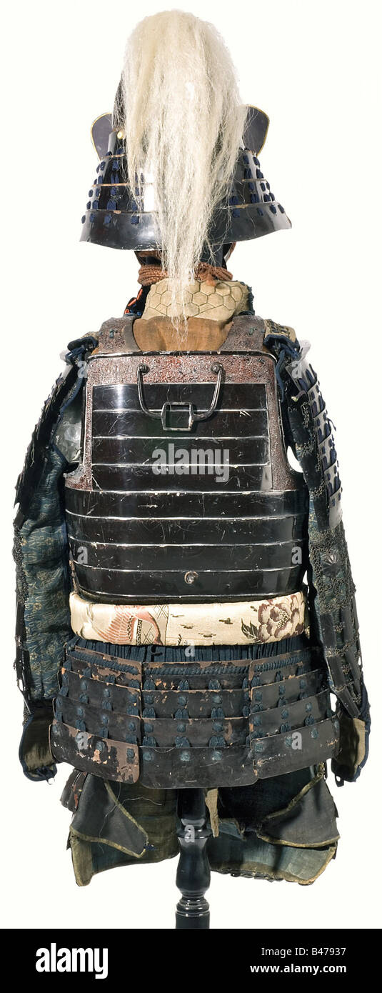 Ein Yokohagi do tosei gusoku, Japan, vom Jahr 1741. Aus alten Stücken zusammengebaut. Ein fünf Platten Leder kabuto, tehen kanamono mit Helmschmuck aus weißem Yakhaar. Ein hineno-shikoro von vier Namen in blauer Sugake-Bindung. Messing maidiert in Form eines Farns. Kürzlich nara-mempo. Eisen yokohagi-do, mit braunem und schwarzem Lack. Im Inneren trägt es eine rote Lacksignatur, "Iwai Handjiro" und "Kakihan", mit dem Datum "Genbun go hiro ku gatsu Hi" (September 1741). Ein Lederkusazuri aus vier Lamen mit blauer Sukake-Bindung ist angebracht. Ein eiserner chu Sode, der auf fünf Namen in kon-color gleitet, Stockfoto