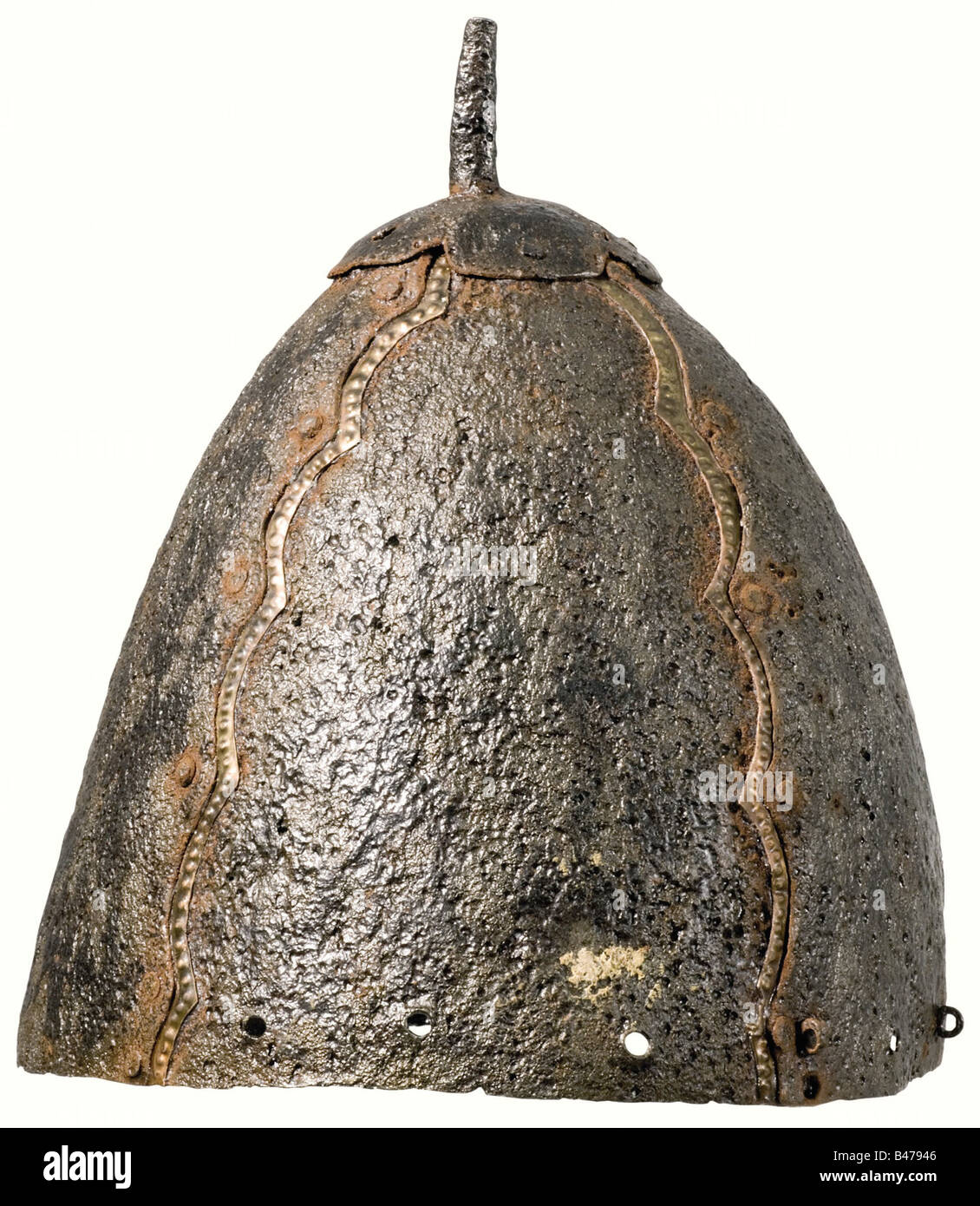 Ein konischer Helm, Hungarian/Magyar, 10./11. Jahrhundert. Konischer Eisenschädel aus vier genieteten Segmenten. An den gebogenen Kanten der Platten sind schmale dekorative, aus Bronze gravierte Bänder angebracht. Genietete obere Platte mit runder Pflaumbuchse. Um die Unterkante befinden sich Auskleidung sowie vier genietete Ringe zur Befestigung der Briefcoif. Gereinigte Grabungsentdeckung. Es wird mit zwei Bildern geliefert, die es in dem Zustand zeigen, wie es ursprünglich gefunden wurde. Höhe 22 cm. Extrem seltener Helmtyp des frühen, hohen Mittelalters. Ein vergleichbares Exemplar ist zu finden in, Stockfoto