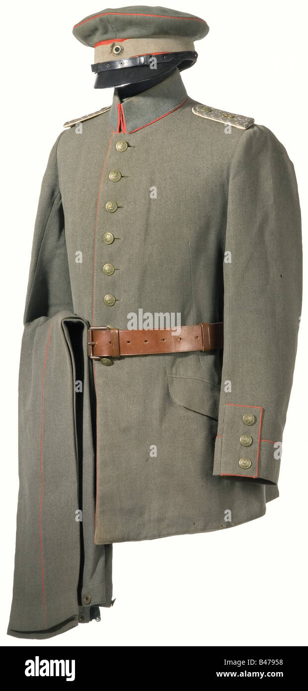 Ein einheitliches Ensemble für einen Leutnant, im 3. Bayerischen Ersatz-Regiment. Offizierskappe des Typs 1910 für den Außendienst, rote Paspel und rotes Band, Lederkinnriemen, fehlende imperiale Kakade, mit M-Manschentuch aus dem Jahr 1915. Offiziersmodell 1910, gestrickte Uniformtunika, rote Paspel, Brandenburger Bündchen, Löwenknöpfe, ein Leutnantfeld grau, Schulterbretter mit dem Zypher '3'. Getragen, aber in sehr schönem Zustand bis auf zwei kleine Mottenlöcher. Es gibt auch lange Hosen in passendem Material mit roter Paspel und unter sehr guten Bedingungen außer insigni, Stockfoto