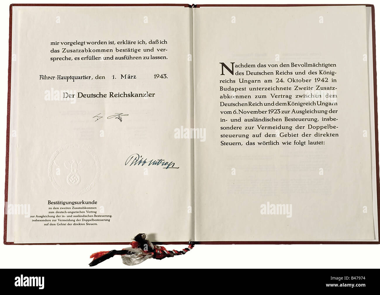 Eine Ratifizierungsurkunde, die dem Zweiten Nachtrag zum deutsch-ungarischen Nationalvertrag zustimmt. Hitler-Autograph-Signatur, vom Führer-Hauptquartier, den 1. März 1943" (Führerhauptquartier 1. Vier Seiten mit einer großen gestanzten Dichtung in einem rotbraun gestanzten Lederordner, in einem Schutzumschlag. 29 x 37 cm historisch, historisch, 1930er, 20. Jahrhundert, NS, Nationalsozialismus, Nationalsozialismus, Nationalsozialismus, Drittes Reich, Deutsches Reich, Deutschland, Deutsch, Nationalsozialist, NS-Zeit, Faschismus, Dokument, Dokumente, Objekt, Objekte, Stillstände, Clippi, Stockfoto