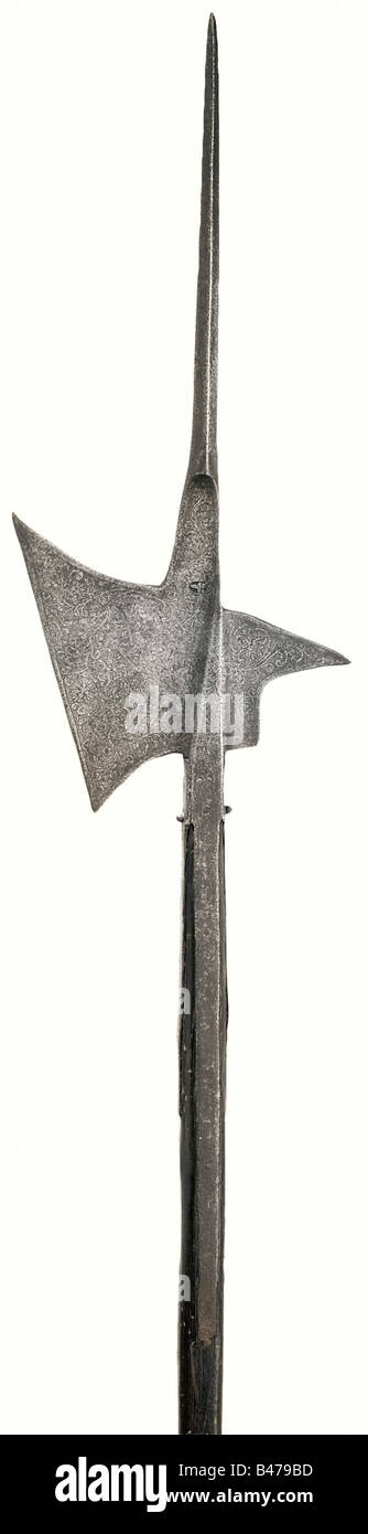 Ein geätzter zeremonieller Halberd, Deutsch, ca. 1570. Massiver viereckiger Stachel. Klinge mit geradem Rand und einem schweren Schnabel auf dem Rücken. In eine Seite eingestanzte Schmiermarken. Reiche schwarze Feuer-Radierung stehender Landsknechts inmitten von Blumen und Reben auf beiden Seiten. Polygonalsockel mit vier breiten Sprachen. Gekürzter Originalpol. Länge 187 cm. Historisch, historisch, 16. Jahrhundert, Stabwaffe, Waffen, Waffen, Waffe, Arm, Kampfgerät, Militär, Militaria, Objekt, Objekte, Stills, Clipping, Clippings, herausgeschnitten, herausgeschnitten, herausgeschnitten, herausgeschnitten, herausgeschnitten, Metall, Stockfoto