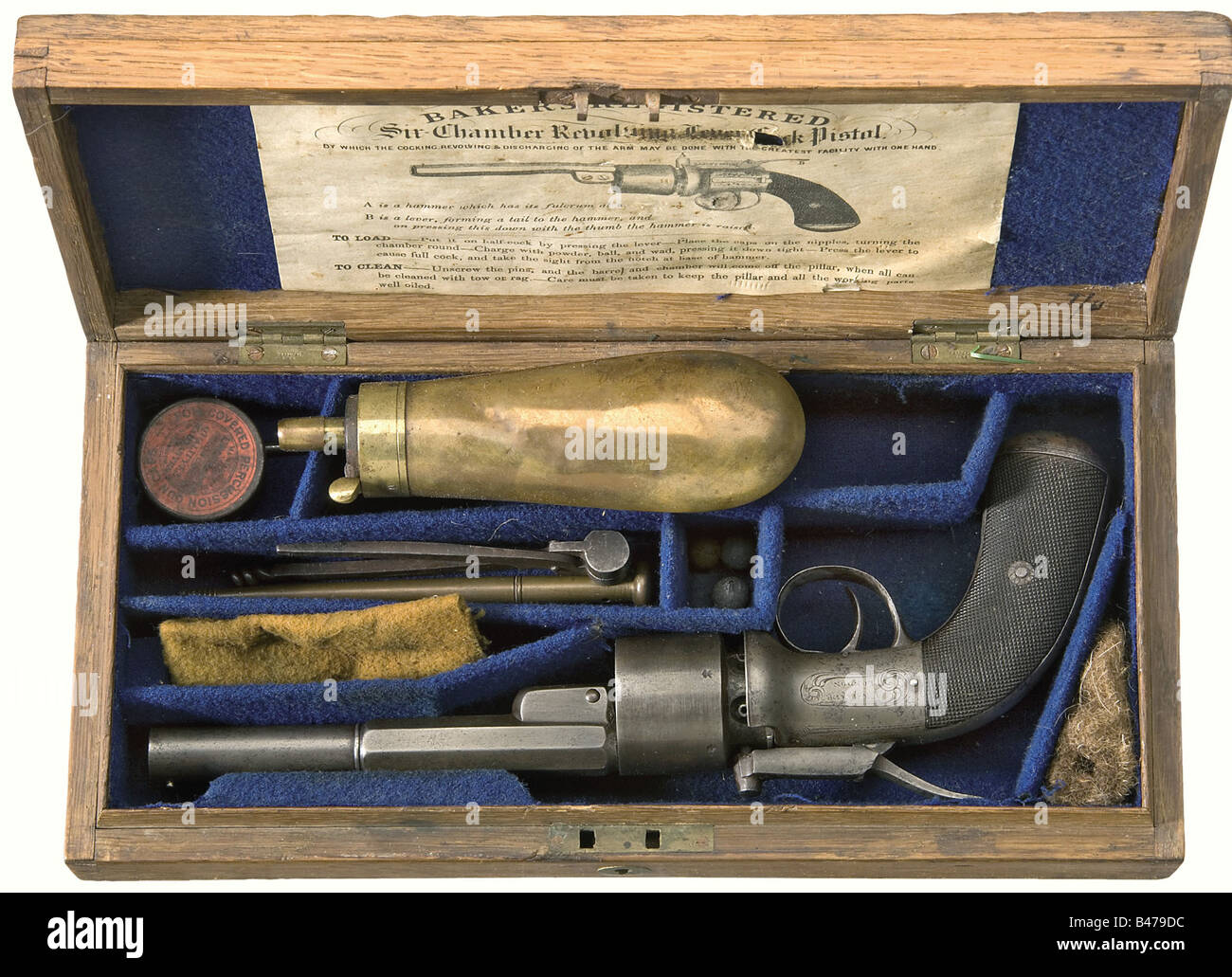 Ein Baker-Percussion-Revolver, London, ca. 1850 In cal..44 Nummer 3. Geflohene Bohrung, Sechsschusszylinder mit Londoner Prüfmarke. Eingraviert mit einem zentralen Hammer. Oben eingeschrieben, "Registriert am 24. April. 1850", "Baker London" auf der rechten Seite und "Bakers Patent" auf dem Hammer. Walnussgriffplatten mit feiner Karierung. Länge 29 cm. Im Lieferumfang enthalten ist die originale Holzkoffer, Schlüssel fehlt. Auf dem Deckel befindet sich eine leere Messingplatte. Die Innenseite ist mit blauem Tuch ausgekleidet. Originalanweisungen im Deckel. Zahlreiche Zubehörteile mit Schlagdeckelkasten, Ramrod und Reinigungsstange, Stockfoto