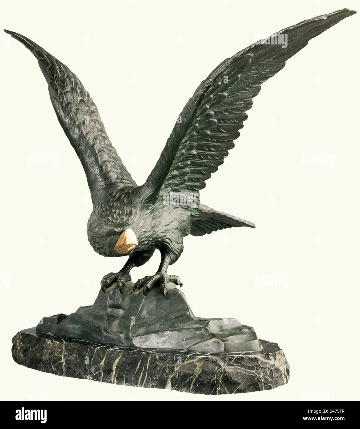 Steigende Adler, eine Figur aus Bronze, Deutsch, 19. Mit einem Einsatz elfenbein Schnabel. Der Adler ist auf einem Felsen sitzt, breitet seine Flügel. Unregelmäßig geformte schwarzem Marmor Sockel auf der einen Seite unterzeichnet "R. Koch". Höhe 44 cm. Bildende Kunst, 19. Jahrhundert, bildende Kunst, Kunst, Statue, Figur, Figuren, Statuetten, Skulptur, Skulpturen, Objekt, Objekte, Stills, Clipping, Clippings, Ausschneiden, Ausschneiden, Ausschnitten, Artist's Urheberrecht nicht gelöscht werden Stockfoto