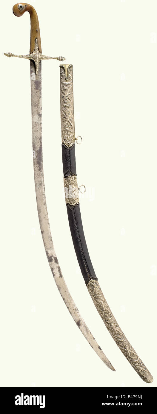 Ein osmanisches silbermontiertes Shamshir, ca. 1830. Etwas gefleckte, einschneidige Wooz-Damaskus-Klinge mit (lockeren) reliefartigen Quillonen und genieteten Nashorn-Griffschuppen (Griffband und eine Pommel-Niete fehlen). Holzdekor mit Drahtgenähtem Schagreenleder. Die silberfarbenen Befestigungen, die jeweils mit einem tughra versehen sind, sind mit Blumen- und Pfeilbündelschmuck reliefiert. (Die mittlere Befestigung weist Defekte auf). Länge 95,5 cm. Historisch, historisch, 19. Jahrhundert, Osmanisches Reich, Objekt, Objekte, Stills, Clipping, Ausschnitte, Ausschneiden, Ausschneiden, Ausschneiden, Ausschneiden, Stockfoto