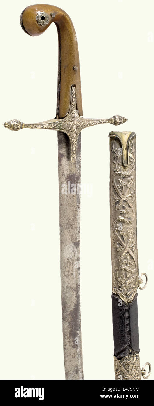 Ein osmanisches silbermontiertes Shamshir, ca. 1830. Etwas gefleckte, einschneidige Wooz-Damaskus-Klinge mit (lockeren) reliefartigen Quillonen und genieteten Nashorn-Griffschuppen (Griffband und eine Pommel-Niete fehlen). Holzdekor mit Drahtgenähtem Schagreenleder. Die silberfarbenen Befestigungen, die jeweils mit einem tughra versehen sind, sind mit Blumen- und Pfeilbündelschmuck reliefiert. (Die mittlere Befestigung weist Defekte auf). Länge 95,5 cm. Historisch, historisch, 19. Jahrhundert, Osmanisches Reich, Objekt, Objekte, Stills, Clipping, Ausschnitte, Ausschneiden, Ausschneiden, Ausschneiden, Ausschneiden, Stockfoto