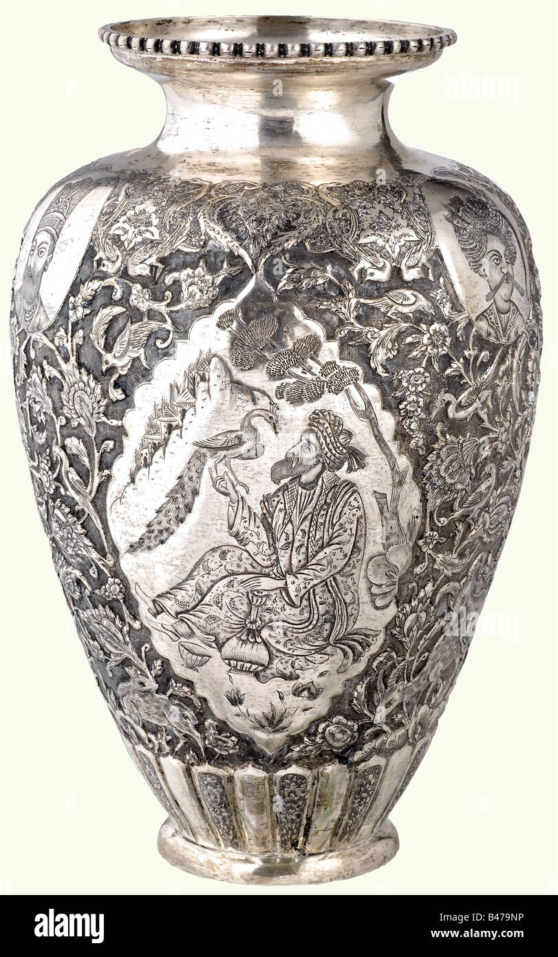Eine große persische Silbervase, ca. 1930. Bandform mit Seiten, die üppig geprägt und auf einem verjagten Hintergrund verchert sind. Auf dem oberen Teil befinden sich drei Monarchporträts und auf der Mitte zeigen spitzovale Felder, die entzückende Mitglieder der Aristokratie zeigen. Die gesamte Oberfläche rund um die Bilder ist mit blühenden Reben, Vögeln, Steinböcken und anderen Motiven gefüllt. Höhe 29,5 cm. Gewicht 1170 Gramm. Aus den Besitzungen eines Angehörigen des hohen Adels. Dem Empfänger zufolge ist ein Geschenk von Reza Schah 1925 - 41, dem Gründer der Pahlevi-Dynastie. Historisch, , Stockfoto