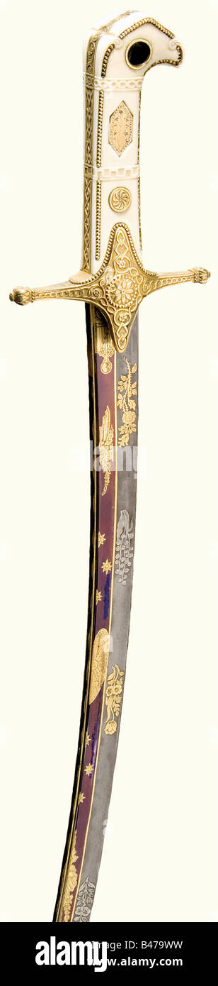 Eine prächtige Karabela mit Elfenbeingriff, Stroblberger Royal Arms Factory, München, ca. 1820/30 EINE geschmiedete Klinge aus verwässertem Stahl mit vollgefülltem Rücken, Geländer und Pandour Point. Auf seiner ganzen Länge gibt es feine, vergoldete, teilweise versilberte Dekorationen in Form von Trophäen, Sternen und Blumen. Der Rücken trägt vergoldete Serpentinenverzierungen. Die Längsrichtung der Klinge ist halb geblütet und halb verdammt. Lackiert mit minimalen Flecken. Elfenbeingriff mit dem typisch stilisierten Vogelkopfpommel (Altersrisse mit winzigen Reparaturen im Bereich des Pommels). Der Brand-g, Stockfoto