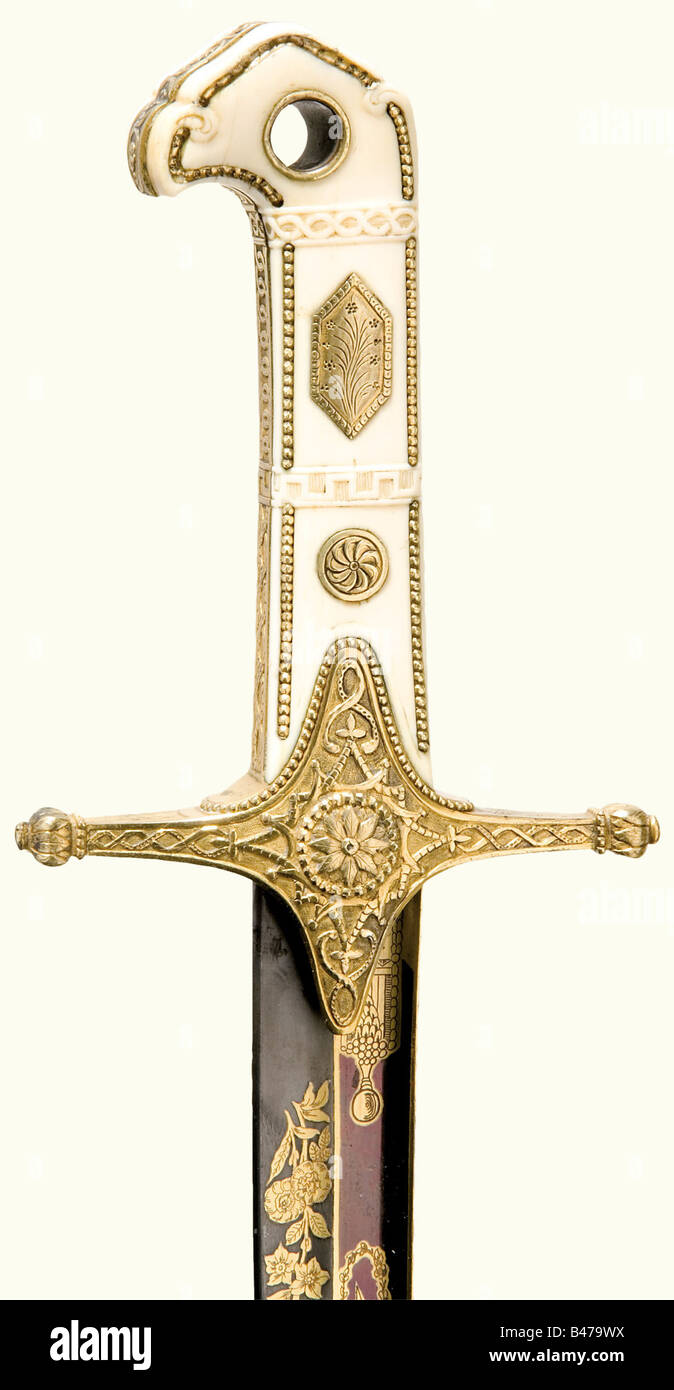 Eine prächtige Karabela mit Elfenbeingriff, Stroblberger Royal Arms Factory, München, ca. 1820/30 EINE geschmiedete Klinge aus verwässertem Stahl mit vollgefülltem Rücken, Geländer und Pandour Point. Auf seiner ganzen Länge gibt es feine, vergoldete, teilweise versilberte Dekorationen in Form von Trophäen, Sternen und Blumen. Der Rücken trägt vergoldete Serpentinenverzierungen. Die Längsrichtung der Klinge ist halb geblütet und halb verdammt. Lackiert mit minimalen Flecken. Elfenbeingriff mit dem typisch stilisierten Vogelkopfpommel (Altersrisse mit winzigen Reparaturen im Bereich des Pommels). Der Brand-g, Stockfoto