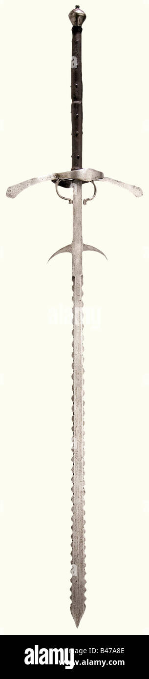 Eine zweihändige Flamberge, deutsch, ca. 1580 EINE zweischneidige Klinge mit welligen Kanten und einem stumpfen Punkt für das auffallen. Eingekerbt im oberen Drittel. Eine orb-Markierung auf einer Seite mit Resten von Messingeinlagen. Langer, zur Klinge hin gebogener Ricasso mit schlanken Trennhaken. Weit ausgebaute Flachquillone mit beidseitigen doppelten Schutzringen. Genagelte, mit Leder überzogene Griffe mit geflochtenen Lederferrulen. Schwerer, doppelter konischer Knauf mit oberer Mutter. Länge 177,5 cm. Historisch, historisch, 16. Jahrhundert, Schwert, Schwerter, Waffen, Waffen, Waffe, Arm, Kampfgerät, mil, Stockfoto