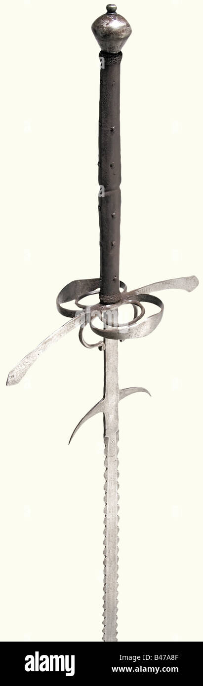 Eine zweihändige Flamberge, deutsch, ca. 1580 EINE zweischneidige Klinge mit welligen Kanten und einem stumpfen Punkt für das auffallen. Eingekerbt im oberen Drittel. Eine orb-Markierung auf einer Seite mit Resten von Messingeinlagen. Langer, zur Klinge hin gebogener Ricasso mit schlanken Trennhaken. Weit ausgebaute Flachquillone mit beidseitigen doppelten Schutzringen. Genagelte, mit Leder überzogene Griffe mit geflochtenen Lederferrulen. Schwerer, doppelter konischer Knauf mit oberer Mutter. Länge 177,5 cm. Historisch, historisch, 16. Jahrhundert, Schwert, Schwerter, Waffen, Waffen, Waffe, Arm, Kampfgerät, mil, Stockfoto