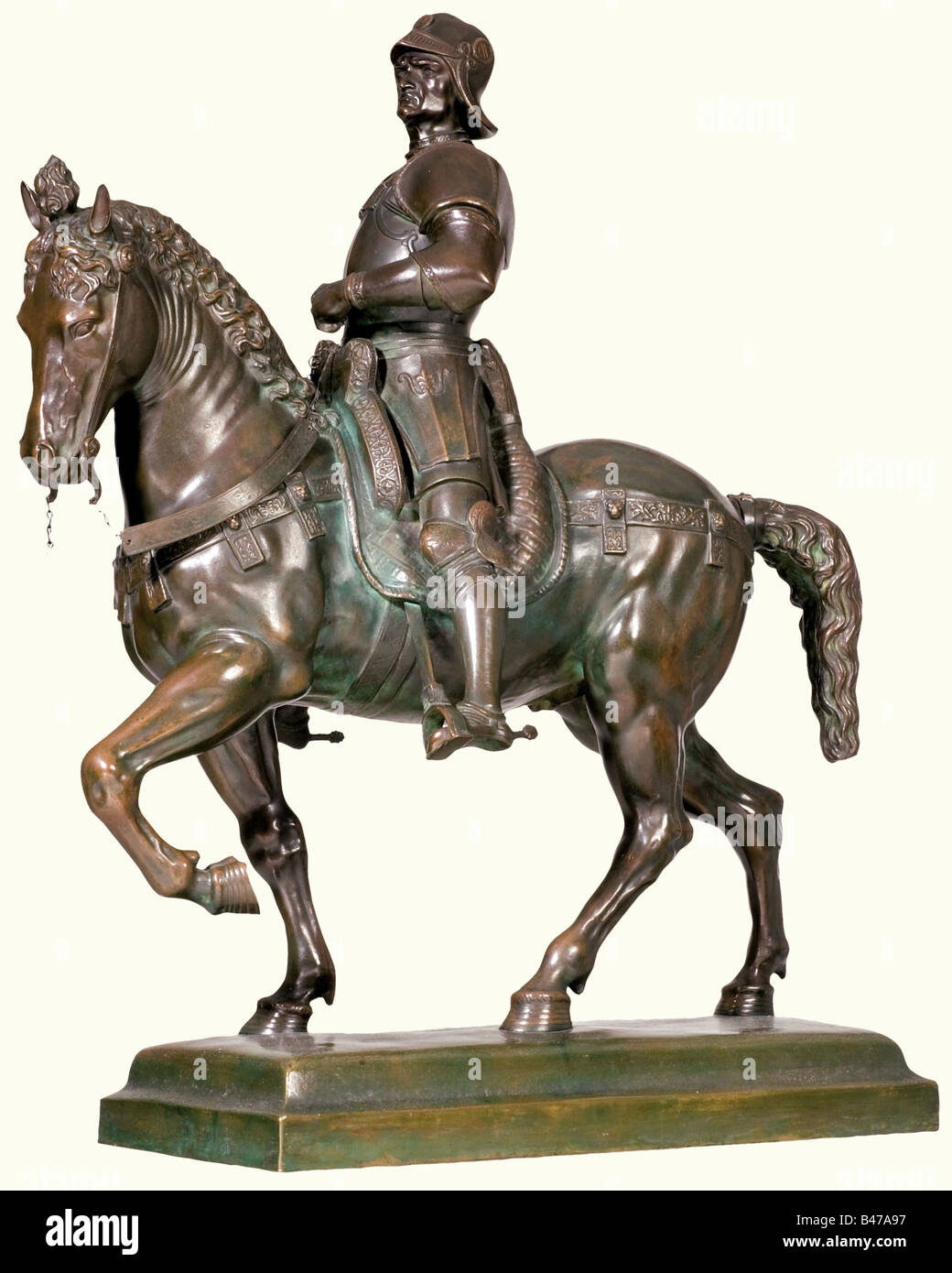 Ein Reiterstandbild von Bartolomeo Colleoni, nach dem Entwurf von Andrea del Verrocchio, 19. Jahrhundert. Bronze mit brauner Patina. Die Figur des Condottiere und des Generalleutnants der Serenissima. Auf einem quadratischen, bronzenen Sockel, darauf das Gießereietikett "Guss R. Stotz Stuttgart". Die Zügel sind an beweglichen Ketten montiert, an der Hand mit Draht repariert. Höhe (inkl. Sockel) 65 cm. Das berühmte Modell von Verrocchio (1435 - 1488) befindet sich auf dem Campo Santi Giovanni e Paolo in Venedig: Menschen, 15. Jahrhundert, Kunst, Staatlichkeit, Figurine, Figurinen, Statuetten, Scul, Stockfoto