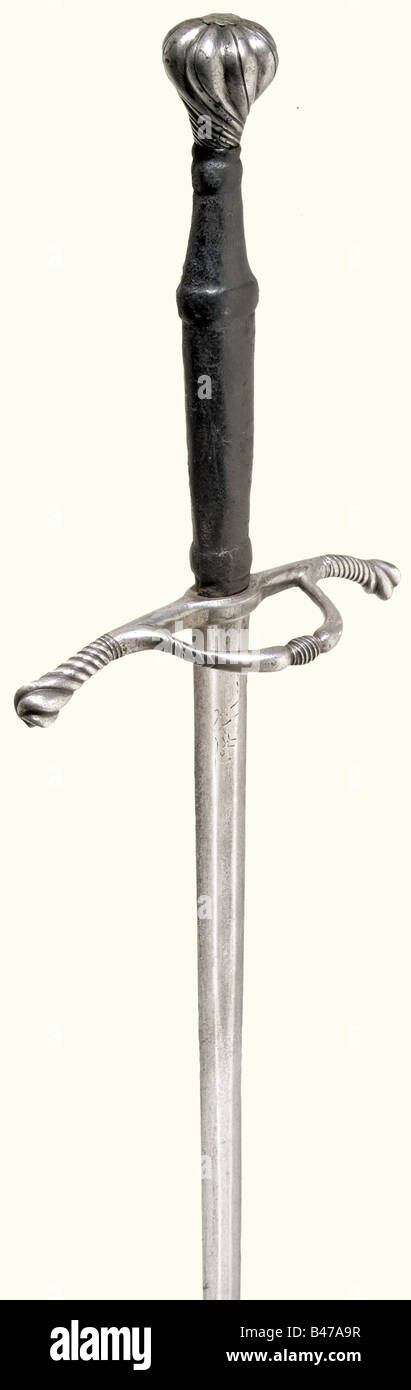 Ein süddeutsches Hand-Halbschwert, ca. 1510/20. Eine schlanke,  zweischneidige Klinge mit einem abgeflachten Mittelrücken. Im oberen  Viertel befinden sich auf beiden Seiten fuller, der Passauer Wolf markiert  mit Resten von Messingeinlagen. Die Quillonen