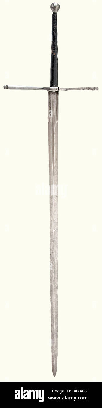 Ein zweihändiges Schwert, italienisch, ca. 1560 EINE gerade, zweischneidige Klinge, einige Kerben, mit einem leichten Mittelrücken. Fuller auf beiden Seiten des oberen Drittels der Klinge. Der Ricasso hat drei fuller. Gerade, flache Quillonen (ein Quillon leicht gebogen) mit beidseitig genieteten Schutzringen. Griff mit Lederbezug. Leicht abgeflachter, birnenförmiger Knauf. Länge 159 cm. Historisch, historisch, 16. Jahrhundert, Schwert, Schwerter, Waffen, Waffen, Waffe, Arm, Kampfgerät, Militär, Militaria, Objekt, Objekte, Stills, Clipping, Ausschnitte, Ausschnitte, Ausschnitte, Ausschnitte, Nahkampf, Stockfoto