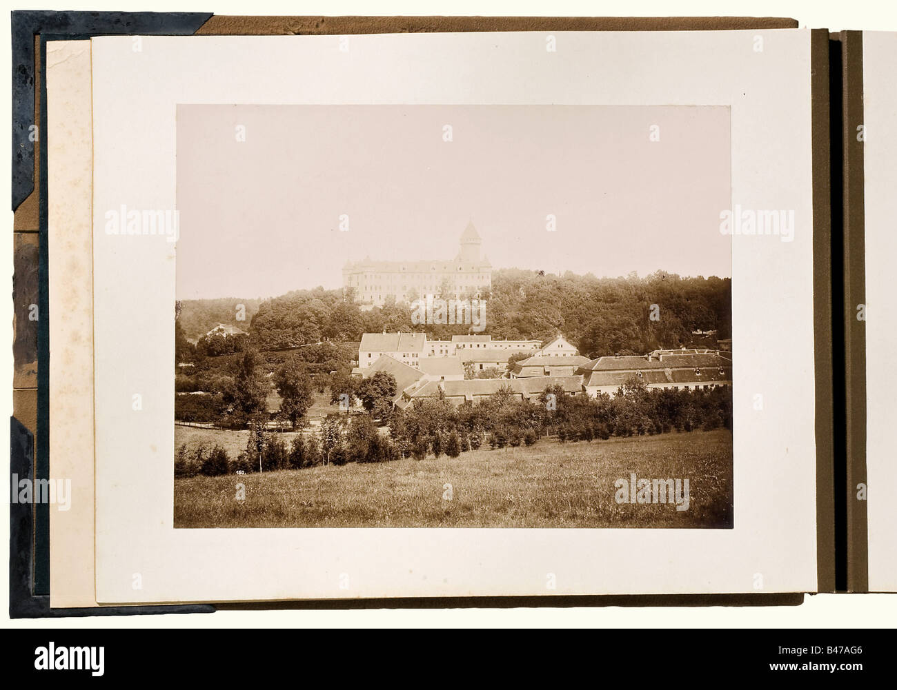 Erzherzör Franz Ferdinand von Österreich-Este (von 1863 bis 1914), ein persönliches Fotoalbum aus seinem Schloss Konopisch in Böhmen. 80 Aufnahmen im 18 x 23-Format. Die Albumseiten haben an drei Seiten goldene Kanten. 35 Bilder vom Schloss, seinen Wirtschaftsgebäuden und Nebengebäuden sowie der umliegenden Landschaft. 32 Innenaufnahmen, darunter Trophäenraumstücke, die Hallen und Räume mit der Waffensammlung sowie repräsentative Räume. 13 Fotos von der Jagd, dem Schießen oder dem Aufziehen von Bären. Braune Wildlederbindung mit silbrigen Beschlägen, und der große Herzog krönte mich, Stockfoto